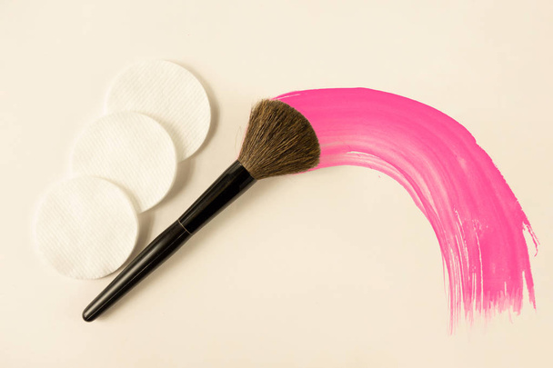 Brosse de maquillage avec trait de couleur rose et éponges propres sur blanc b
 - Photo, image