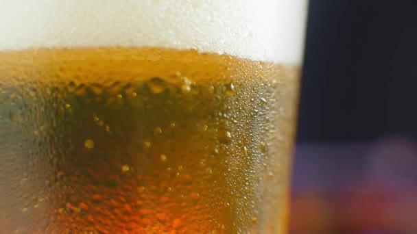 ビールを閉めろマットブラックの背景に隔離された冷たいクラフトビールのパイント、回転360度。水滴のついたビールのグラス - 映像、動画