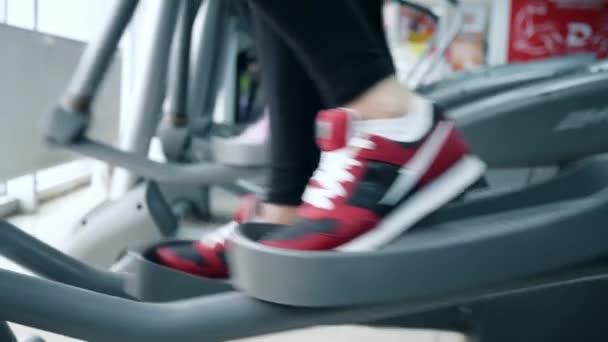 Ausdauertraining, Gehen auf Sportsimulatoren ins Fitnessstudio - Filmmaterial, Video