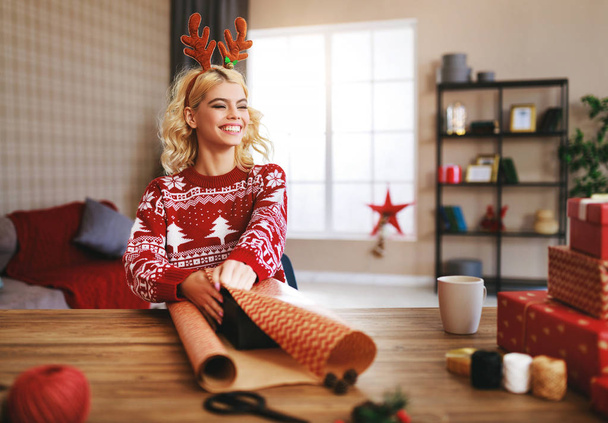 happy   girl gets ready for christmas and packs gift - Foto, Imagem