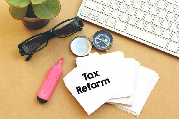 Vergi Reformu. İş Kağıtları, Not Ve klavye, gözlük. - Fotoğraf, Görsel