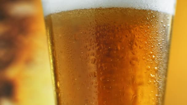 Μπάρμαν ρίχνει κρύα μπύρα σε ποτήρι από κοντά, γιορτινό ποτό, αναψυκτικό. Αρχείο αρχείου - Πλάνα, βίντεο