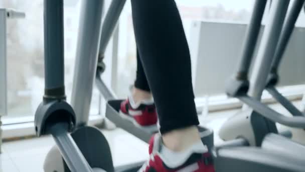 cardiotraining, voet van de mens gaan op crosstrainers in sportcentrum - Video