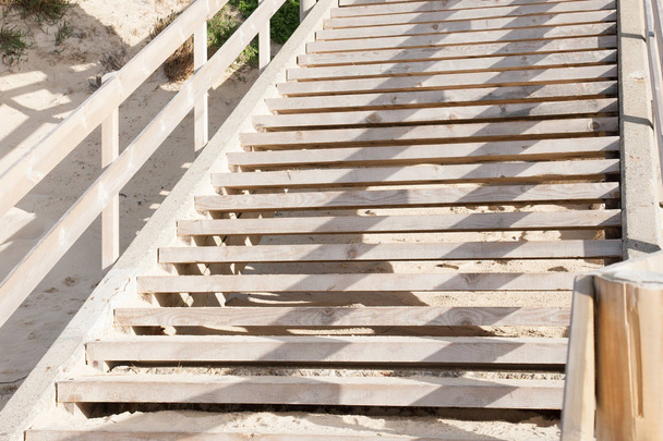 Scale vuote scale di legno va al mare di sabbia in lacanau spiaggia oceano
 - Foto, immagini