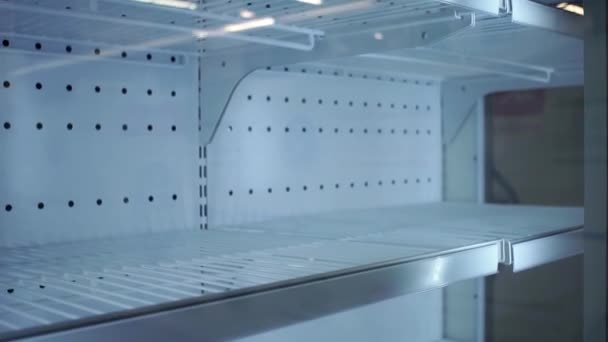 lege koelkasten planken in een hypermarkt verkoop van goederen - Video