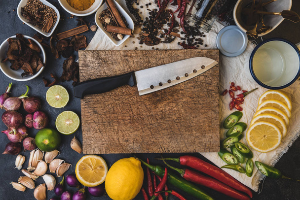 gesunde Lebensmittel Kräuter Gewürze zum Kochen Zutaten auf einem hölzernen Hintergrund mit frischem Bio-Gemüse auf Holz. das Konzept der Lebensmittelzutaten mit Vielfalt auf dem rustikalen Tisch. - Foto, Bild