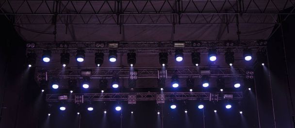 muziek podium dak projector paneel met lamp verlichting technologie achtergrond beeld  - Foto, afbeelding