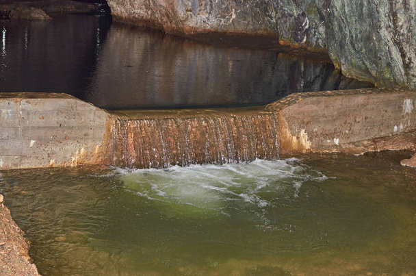 Cascada de agua en una cueva
 - Foto, imagen