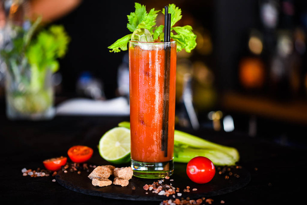Bloody Mary cocktail tuoreilla ainesosilla
  - Valokuva, kuva