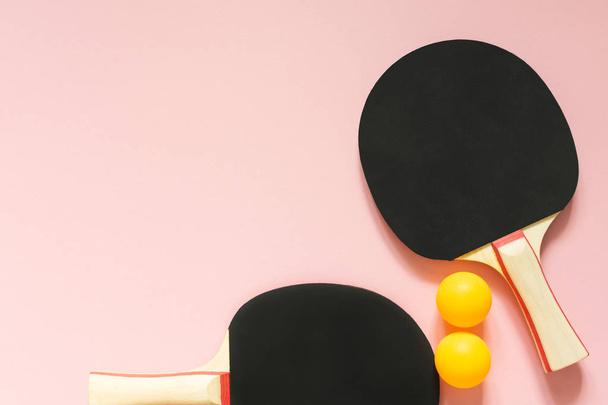 Чорний тенісний пінг-понг ракетки і помаранчеві кульки
 - Фото, зображення