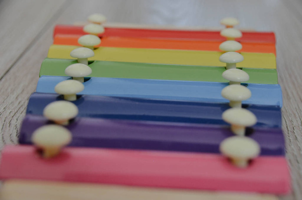 xylophone multicolore lumineux près isolé sur fond en bois
 - Photo, image