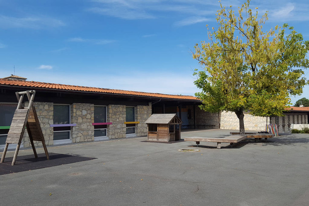 порожній шкільний дошкільний будинок шкільний ігровий майданчик
 - Фото, зображення