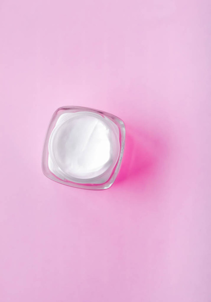 Face cream moisturizer jar on pink background, moisturizing skin - Φωτογραφία, εικόνα