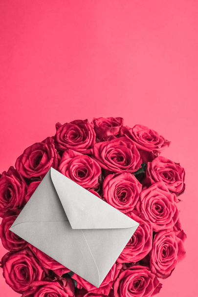 Любовний лист і квіти на День святого Валентина, розкішний буку. - Фото, зображення