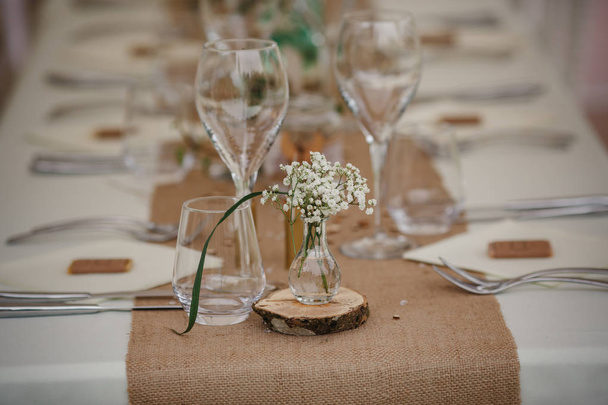 Cena all'aperto al matrimonio con decorazioni fatte in casa
 - Foto, immagini