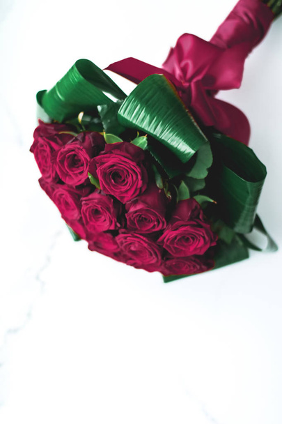 Luxus csokor burgundi rózsa márvány háttér, gyönyörű - Fotó, kép