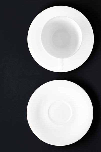 Wit servies servies set, lege beker op zwarte flatlay blauw - Foto, afbeelding