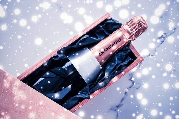 Botella de champán y caja de regalo en brillo de vacaciones azul, Año Nuevo
 - Foto, imagen