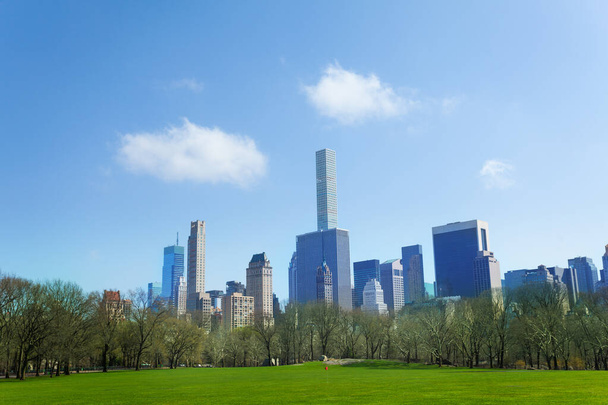 Clouds over New York skyline panorama and lawn grass field on spring day - Fotografie, Obrázek
