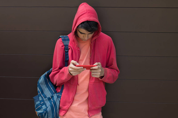 estudante ou jovem com mochila e telefone celular ao ar livre
 - Foto, Imagem