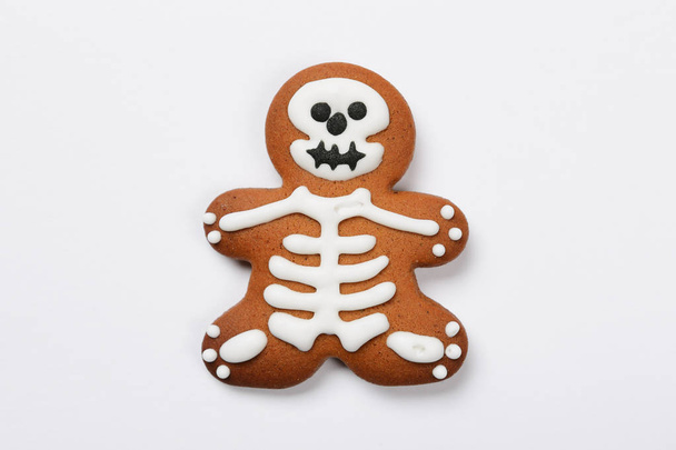The hand-made eatable gingerbread Halloween sceleton on white background - Foto, afbeelding