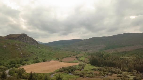 Vista aérea de bosques, montañas y ríos en verdes paisajes escoceses, tierras altas
 - Imágenes, Vídeo