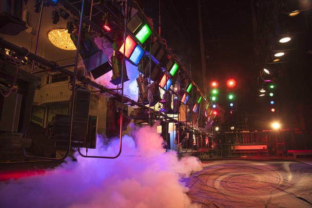 Efeitos de luz no palco criados com equipamentos de iluminação teatral e uma máquina de fumaça
 - Foto, Imagem