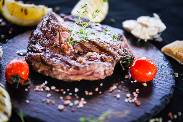 finom borda steak grillezett zöldségekkel és friss fűszerekkel - Fotó, kép