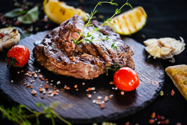 finom borda steak grillezett zöldségekkel és friss fűszerekkel - Fotó, kép