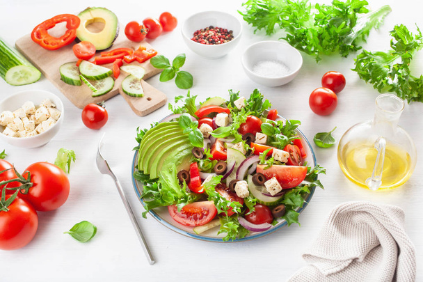 Салат з авокадо грецького стилю з сиром фета, оливками, огірком
 - Фото, зображення