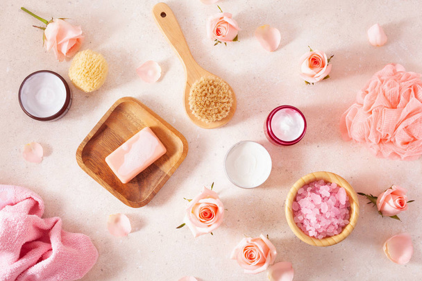 produtos de cuidados com a pele e flores rosa. cosméticos naturais para casa s
 - Foto, Imagem