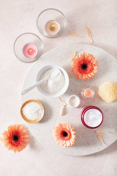 skincare products and daisy flowers. natural cosmetics for home  - Valokuva, kuva