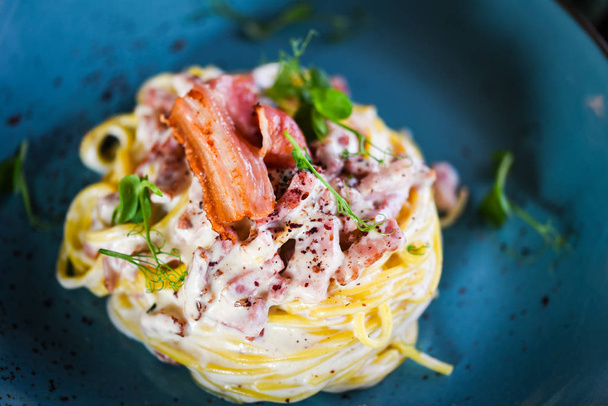 lekker verse Italiaanse spaghetti carbonara met heerlijke ingrediënten - ei, ham, room & specerijen - Foto, afbeelding