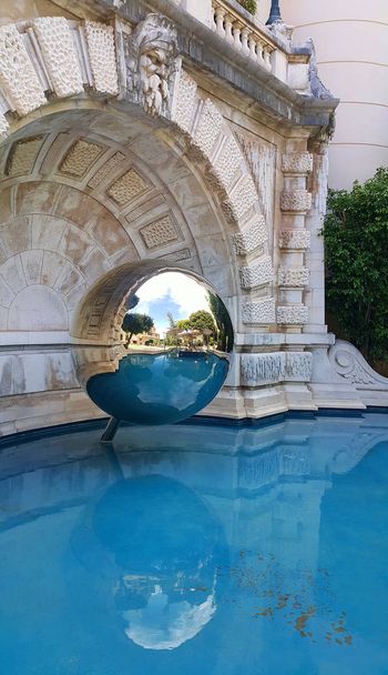Esfera de espejo y una piscina en el jardín, Montecarlo, Mónaco
 - Foto, imagen