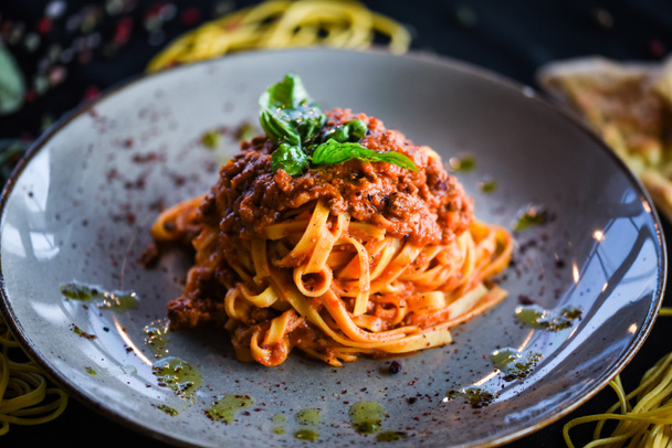 Italienische leckere Bolognese Spaghetti mit frischen Zutaten, Fleisch & Gewürzen - Foto, Bild