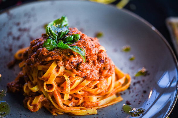 Italienische leckere Bolognese Spaghetti mit frischen Zutaten, Fleisch & Gewürzen - Foto, Bild