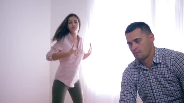 Familienkonflikt, trauriger Mann erleidet Schreie und Flüche wütender Frau während Psychose mit aggressivem Handwedeln - Filmmaterial, Video