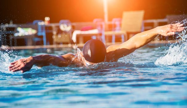 Junger Sportler schwimmt im Schwimmbad, aktives Sportkonzept   - Foto, Bild