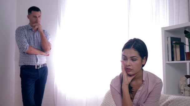 rodinné krizové vztahy, portrét frustrované ženy po hádce s mužem na nesoustředěném pozadí v světlé místnosti - Záběry, video