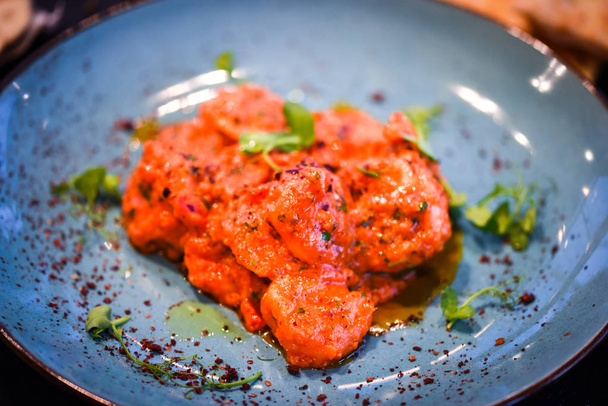 saganaki katkaravut lautasen tuoreita tomaatteja kastike & basilika
 - Valokuva, kuva