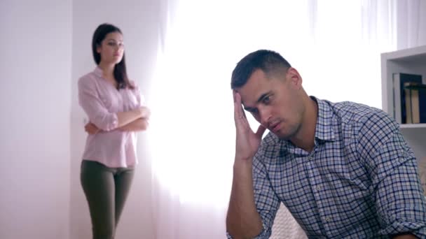 családi félreértés, csalódott házastárs veszekedés után feleséggel otthon ülve összehajtogatja a kezét az arc és a nő közelében álló - Felvétel, videó