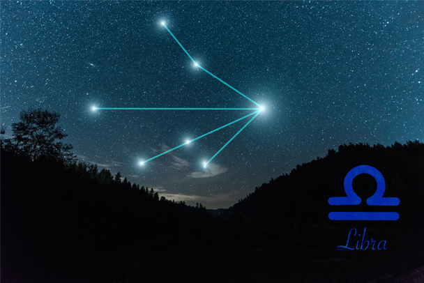 σκοτεινό τοπίο με νυχτερινό έναστρο ουρανό και αστερισμό Ζυγός - Φωτογραφία, εικόνα