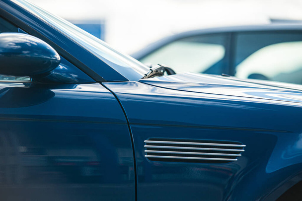Details der Seite eines blauen Autos. - Foto, Bild
