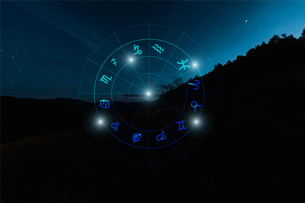 ciemny krajobraz z nocnym gwiaździstym niebem i znaki zodiaku ilustracja - Zdjęcie, obraz