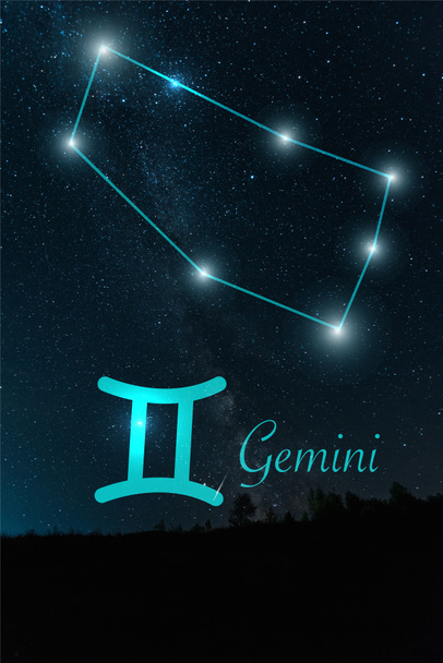sötét táj éjszakai csillagos ég és Gemini csillagkép - Fotó, kép
