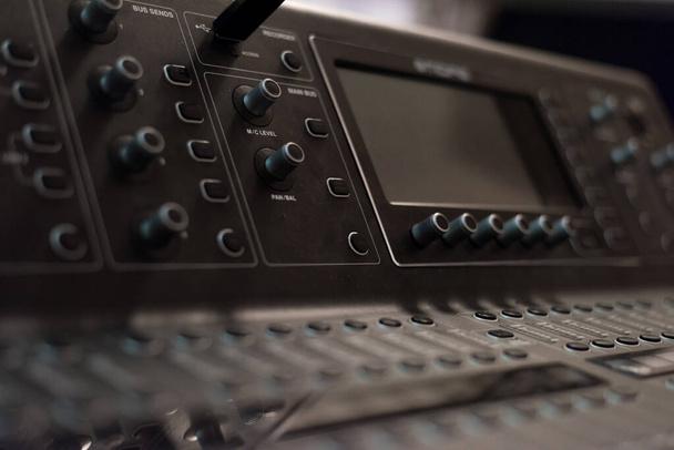 Console mixer audio. Mixer audio, apparecchiature musicali. broadca
 - Foto, immagini