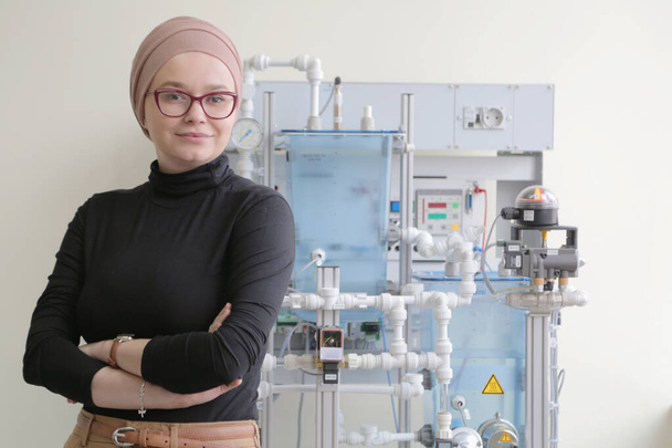 Mladá žena muslim teecher v technickém odborném vzdělávání lo - Fotografie, Obrázek