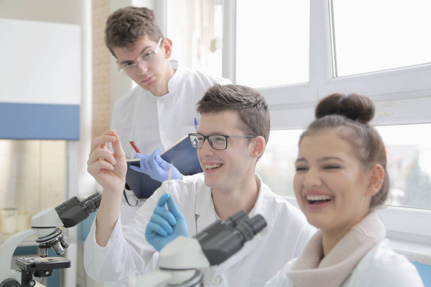 Grupo de jovens cientistas de laboratório que trabalham em laboratório com teste tu - Foto, Imagem
