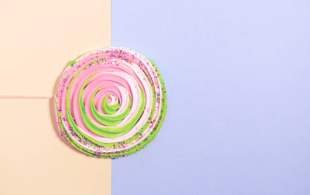 Kleurrijke meringue op stok op kleurrijke achtergrond. Feestelijk en blz. - Foto, afbeelding