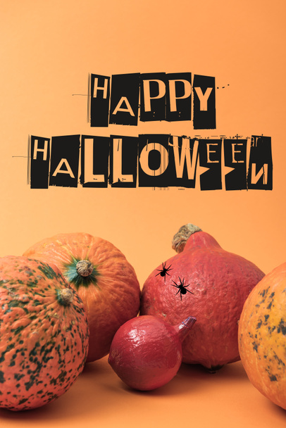 Dojrzałe Halloween dyni na pomarańczowym tle ze szczęśliwą ilustracją Halloween - Zdjęcie, obraz